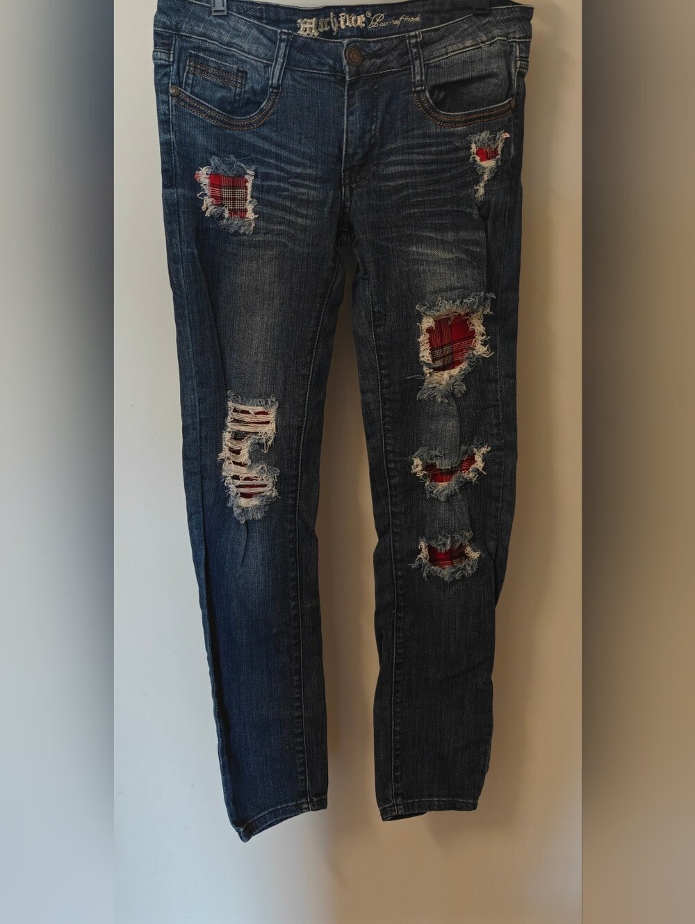 Machine pour neuf Dark Wash Distressed Women’s Jeans with Red Plaid Patchwork